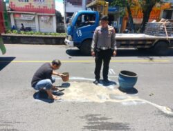 Peduli Keselamatan Masyarakat, Polisi di Malang Tambal Jalan Berlubang Bersama Warga