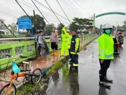 Tanggap Bencana Polres Bondowoso Datangi Lokasi Jembatan Ki Ronggo Yang Ambrol