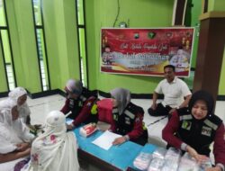 Door To Door, Polisi Di Ponorogo Salurkan Bantuan Sembako Untuk Warga Masyarakat