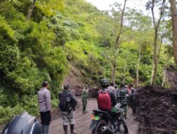Akses Menuju Sempol Kembali Lancar, Setelah Polisi Bersama TNI Bersihkan Material Longsor