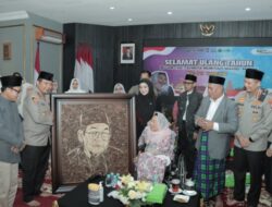 Mengenang Gus Dur, Kapolda Jatim Berikan Poster Unik Untuk Hj. Sinta Nuriyah Wahid