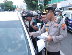 Kapolres Situbondo Gandeng Komunitas IPCI Bagi-Bagi Takjil di Jalan PB Sudirman 