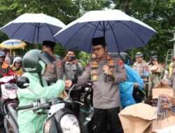 Hujan Tak Menghalangi Polresta Banyuwangi Berbagi 1000 Takjil
