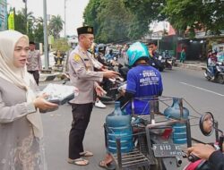 Berkah Ramadhan, Kapolres Bondowoso Bagi-bagi Takjil Menjelang Berbuka Puasa