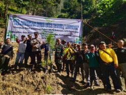 Mencegah Terjadi Longsor, BKPH Sukosari Bersama Forkopimcam Lakukan Penanaman Pohon