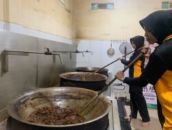 Puluhan Polwan Polres Gresik Masak Daging Qurban Siap Saji Dibagikan ke Ponpes