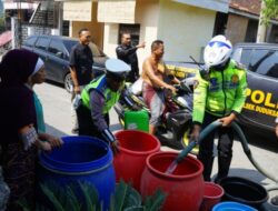 Warga Setrohadi Dapat Bantuan Ribuan Liter Air Bersih Dari Polres Gresik