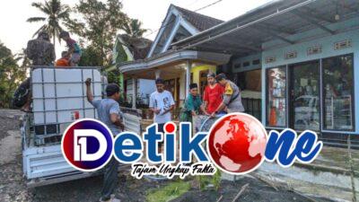 Polres Lumajang Distribusikan Air Bersih Bagi Warga Terdampak Banjir Lahar Dingin