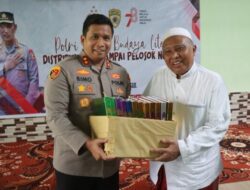 Jumat Curhat, Kapolres Bondowoso Berbagi Buku di Ponpes Nurul Burhan