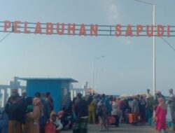Ratusan Calon Penumpang Wicitra Dharma I Bermalam di Kantor UPP Kelas III Sapudi