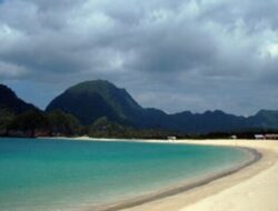 Keindahan Pantai Lampuuk Menjadi Destinasi Wisata Favorit di Aceh