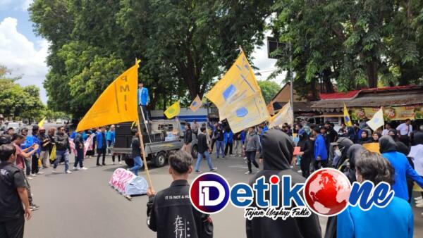 Ratusan Mahasiswa