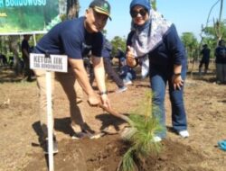 Semangat Srikandi-Srikandi Istri Karyawan Perhutani di Balik Kegiatan Menanam