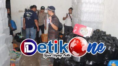 Polres Blitar Kota Amankan Ribuan Liter Miras,Tiga Pekerja Jadi Tersangka