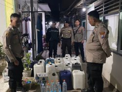 Polres Situbondo Gerebek Rumah Penyimpanan Miras, Sita Puluhan Jerigen Arak