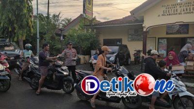 Kapolsek Jangkar dan Bhayangkari Bagikan 500 Takjil kepada Pengguna Jalan