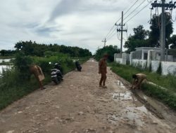 Camat Raas Respon Cepat Keluhan Warga Dengan Mengirim Tim Pengukuran Jalan Rusak di Depan PLTD Raas