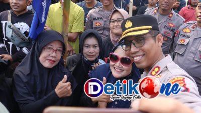 Kawal Aksi Buruh, Kapolres Situbondo Bagikan Air Minum dan Selfie Bareng Emak-Emak