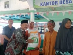 Bupati Situbondo Hadiri Penyaluran Bantuan Pangan di Desa Tokelan