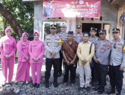 Hari Bhayangkara Ke-78, Kapolres Situbondo Bersama Ketua Bhayangkari Serahkan Bantuan Bedah Rumah