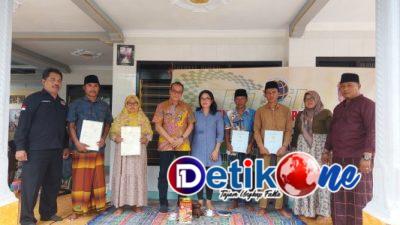 Kepala Pertanahan Sumenep Serahkan 103 Sertifikat Kepada Warga Bancamara, Giliyang