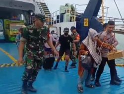 Keseruan Anggota Polsek dan Koramil Sapudi Bantu Penumpang Ferry Wicitra Dharma