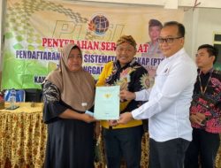 Kepala Pertanahan/ATR Sumenep Serahkan 302 Sertifikat PTSL ke Warga Desa Cabbiya