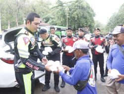 Kapolres Situbondo Patroli Jalur Pantura dan Bagikan Nasi Kotak Untuk Masyarakat