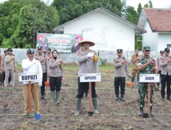 Polres Situbondo Bersama Forkopimda Tanam Benih Jagung Dukung Program Asta Cita Presiden Prabowo