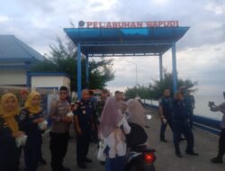 Berkah Ramadhan, UPP Kelas lll Sapudi Bagikan Takjil Gratis