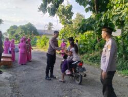 Bulan Penuh Berkah, Polsek Botolinggo Bersama Bhayangkari Bagikan Takjil Kepada Pengendara