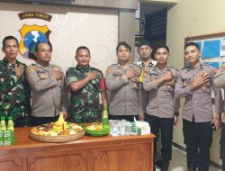 Sinergi TNI-Polri di Hari Bhayangkara ke-79, Koramil Sapudi Beri Kejutan Nasi Tumpeng Untuk Polsek Sapudi