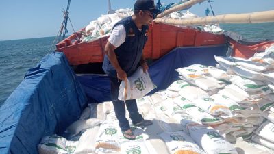 Perahu KLM Sapudi Indah Terdampar di Pulau Sarok, Diduga Tabrak Karang Saat Angkut Beras Bantuan