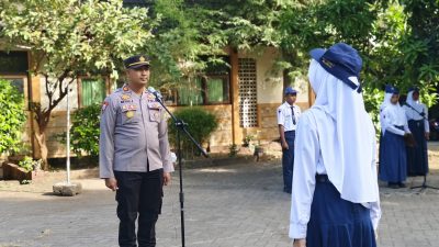 Kapolsek Krejengan Jadi Inspektur Upacara di SMPN 2 Krejengan, Ingatkan Siswa Pentingnya Tertib Berlalu Lintas
