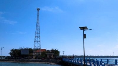 Harta di Bawah Laut, Derita di Atas Tanah: Studi Kasus Ekonomi Ekstratif Yang Mengkhianati Warga Raas