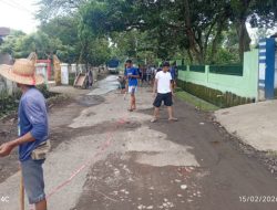 Kecewa Keluhan Tidak Pernah Didengar Bupati, Warga Dusun Krajan Botolinggo Gotong Royong Perbaiki Jalan Rusak