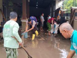 Implementasi Program Presisi ke-5, Kapolsek Krejengan Pimpin Kerja Bakti Pascabanjir di Sokaan