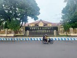 Saat Rakyat Butuh Bukti, Bupati Bondowoso Justru Tenggelam Dalam Retorika 