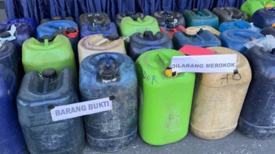 Satreskrim Polres Bondowoso Amankan Dua Tersangka Penimbun 1 Ton BBM Bersubsidi