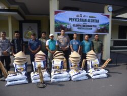 Dalam Rangka Hari Bhayangkara ke-80, Kapolres Bondowoso Salurkan Bantuan Sarana Pertanian