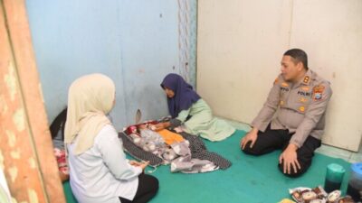 Wujud Kepedulian, Kapolres Bondowoso Sambangi Keluarga Korban Meninggal Pasca Melahirkan Bayi Kembar