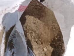 Proyek Laping Jalan Karopoh–Jungkat Diduga Gunakan Pasir Bercampur Lumpur, PUPR Sumenep Minta Bukti Sampel