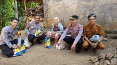 Patut Diapresiasi, Polsek Pakem Bagikan 25 Paket Sembako Kepada Kaum Duafa