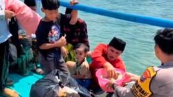 Jumat Berkah Bhabinkamtibmas Polsek Nonggunong Bagikan Es Lilin Kacang Ijo Kepada Warga