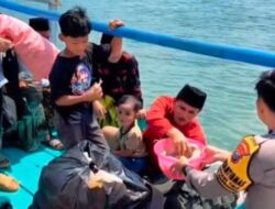 Jumat Berkah Bhabinkamtibmas Polsek Nonggunong Bagikan Es Lilin Kacang Ijo Kepada Warga
